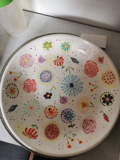 Bunter Teller mit verschiedenen floral inspirierten Mustern.